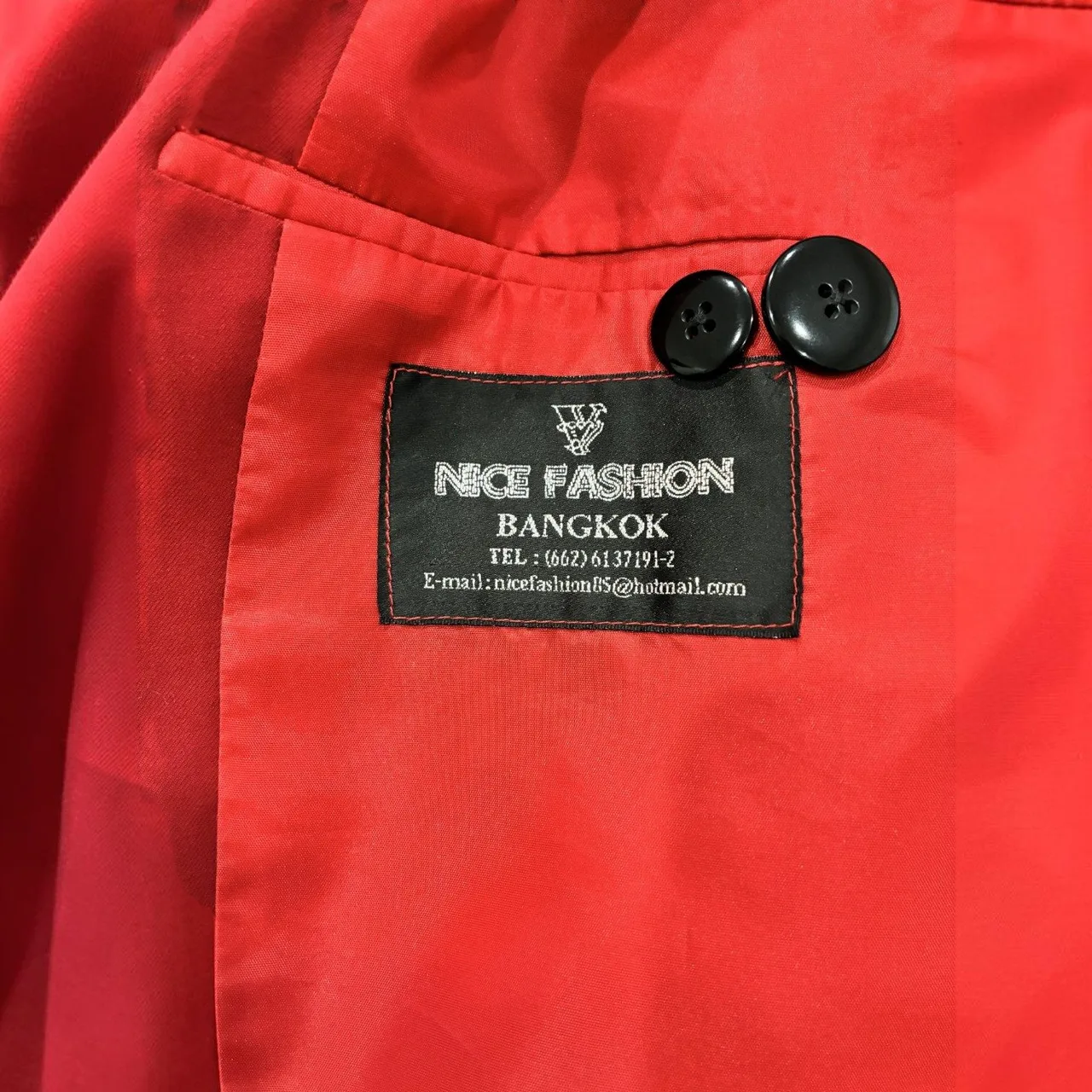 Dramatic scarlet red mid-length lightweight tailored classic evening coat. — photo 5
