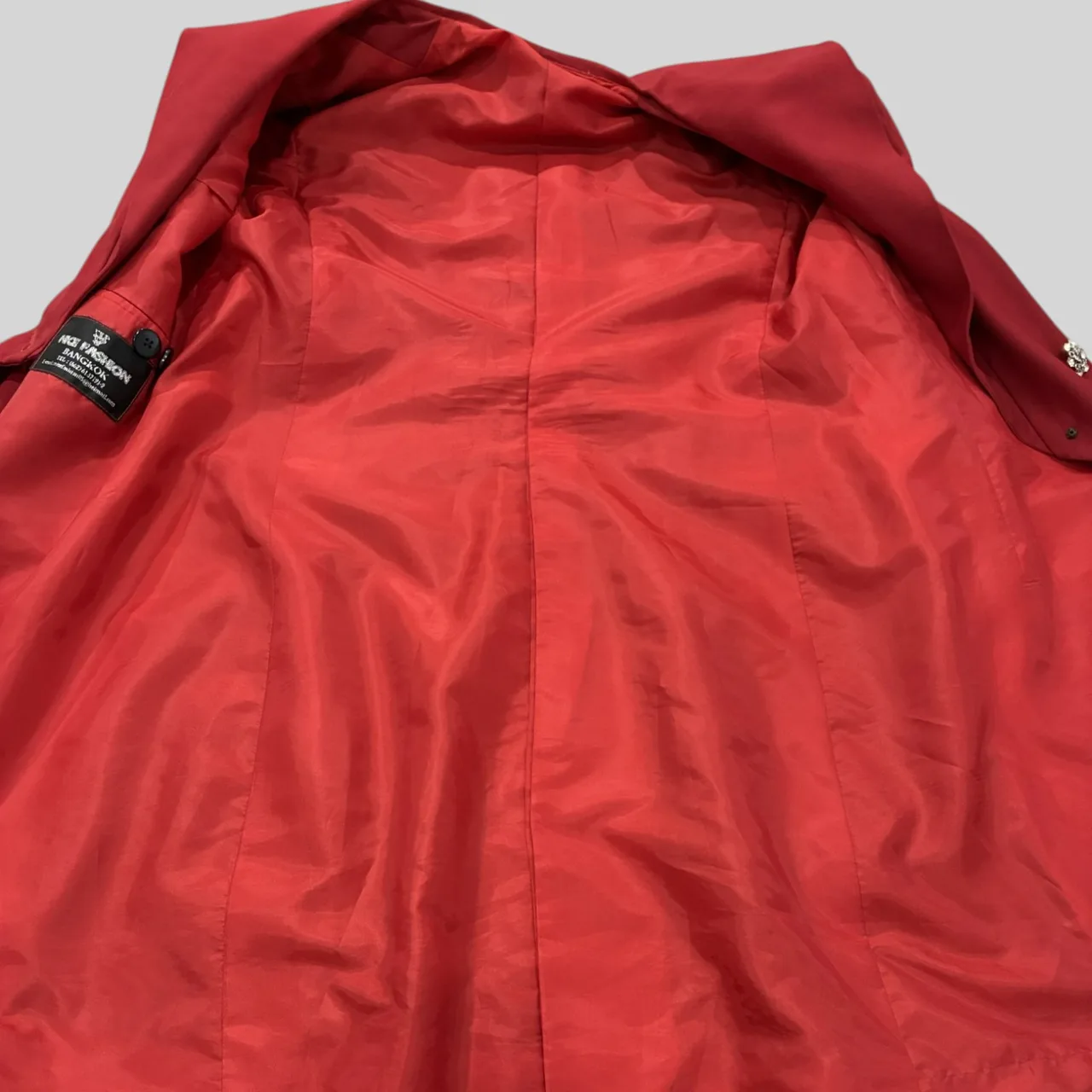 Dramatic scarlet red mid-length lightweight tailored classic evening coat. — photo 6
