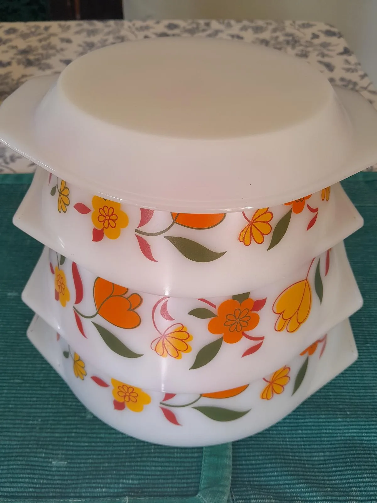 French milk glass (PYREX) of graduating size x 3. Lid only for small dish and a – photo 2