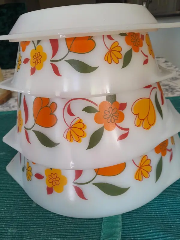 French milk glass (PYREX) of graduating size x 3. Lid only for small dish and a