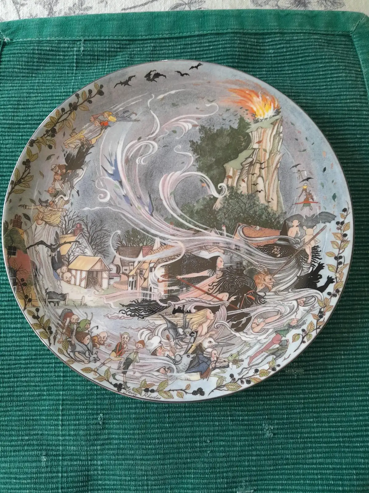 Halloween collectors plate – photo 3
