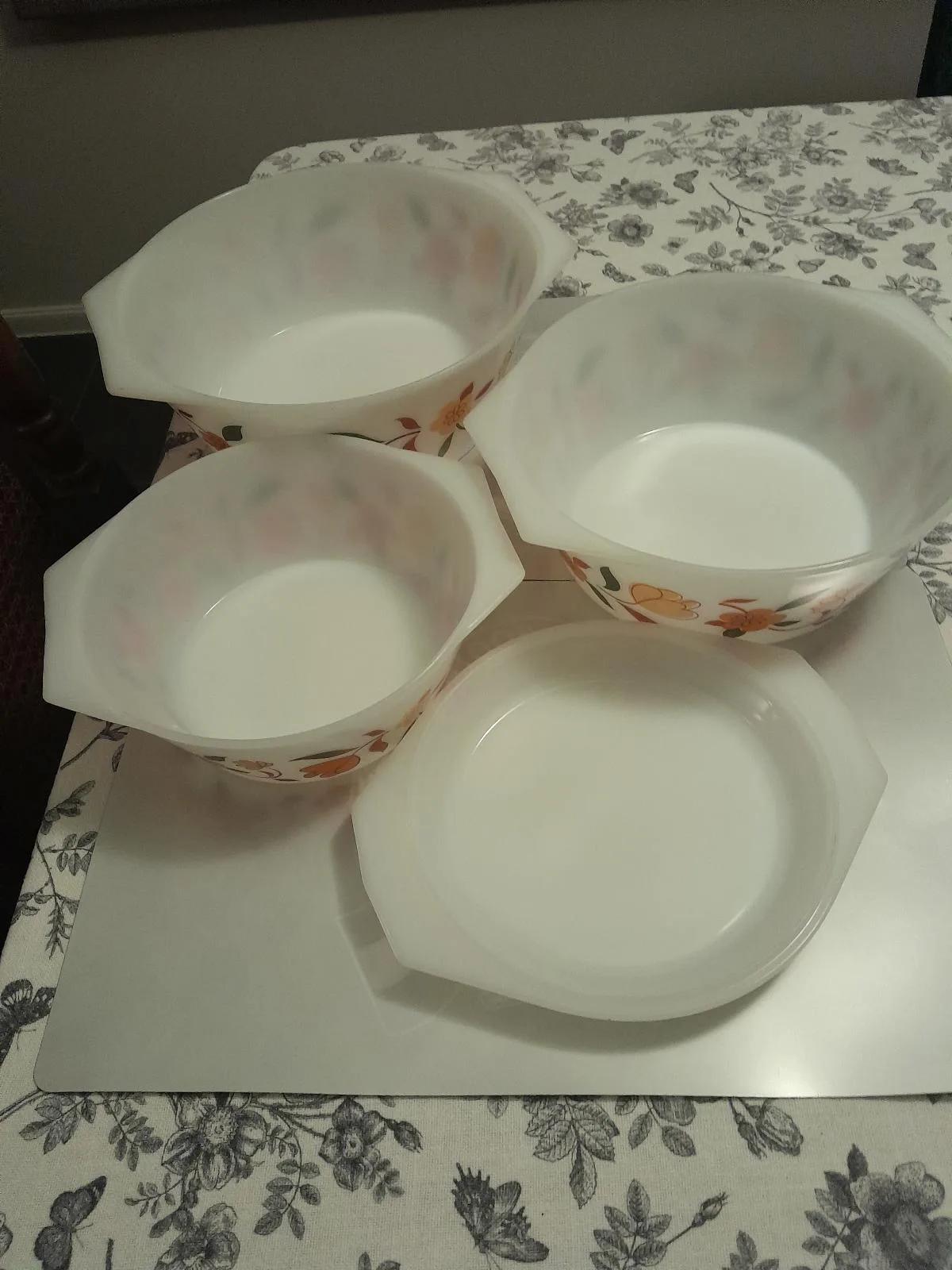 French milk glass (PYREX) of graduating size x 3. Lid only for small dish and a – photo 3