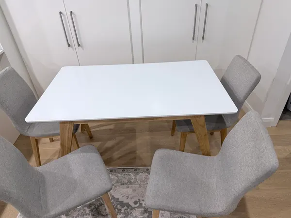 Dining table ￼