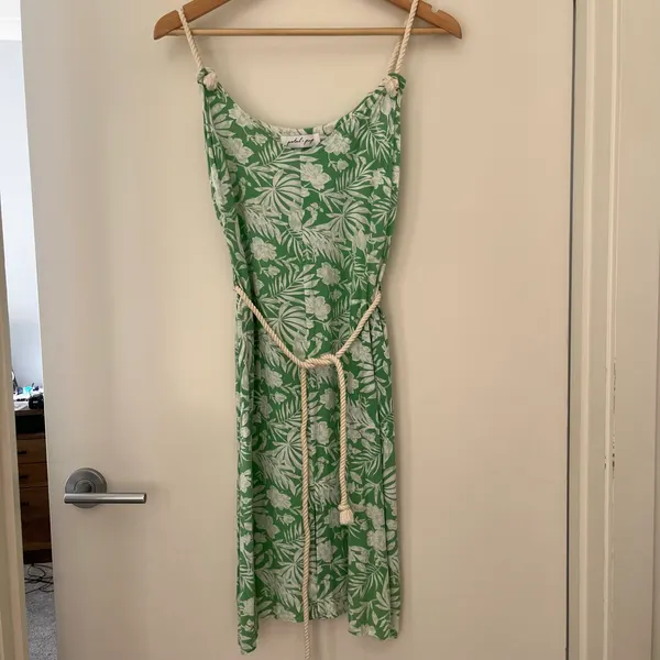 Dress with a waist tie