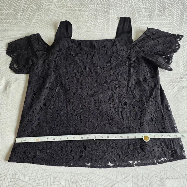 Simply Vera Vera Wang Size 18 Black lace cold shoulder top. Fully lined.