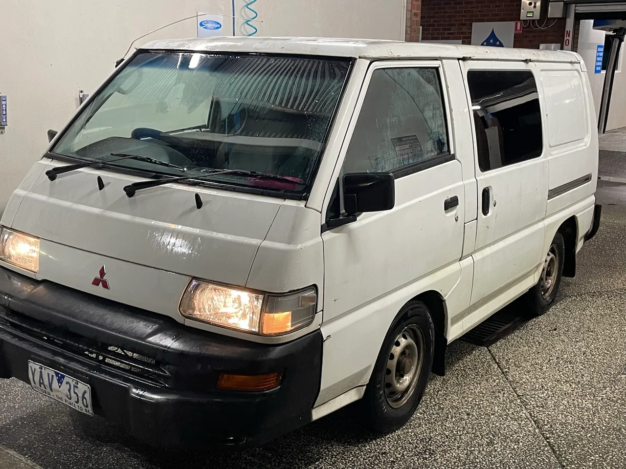 Mitsubishi Express — photo 2