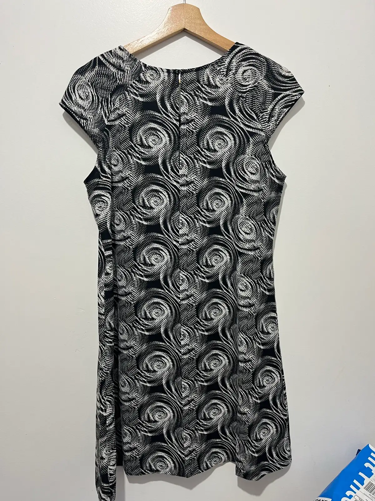 Decjuba Womens Size S Black & White Floral Shift Dress Round Neck Cap Sleeve – photo 2