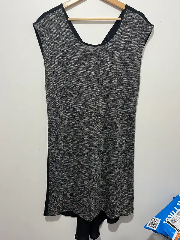 Decjuba Women’s Size 10 Black & Grey Shift Dress Sleeveless V-Neck Knee
