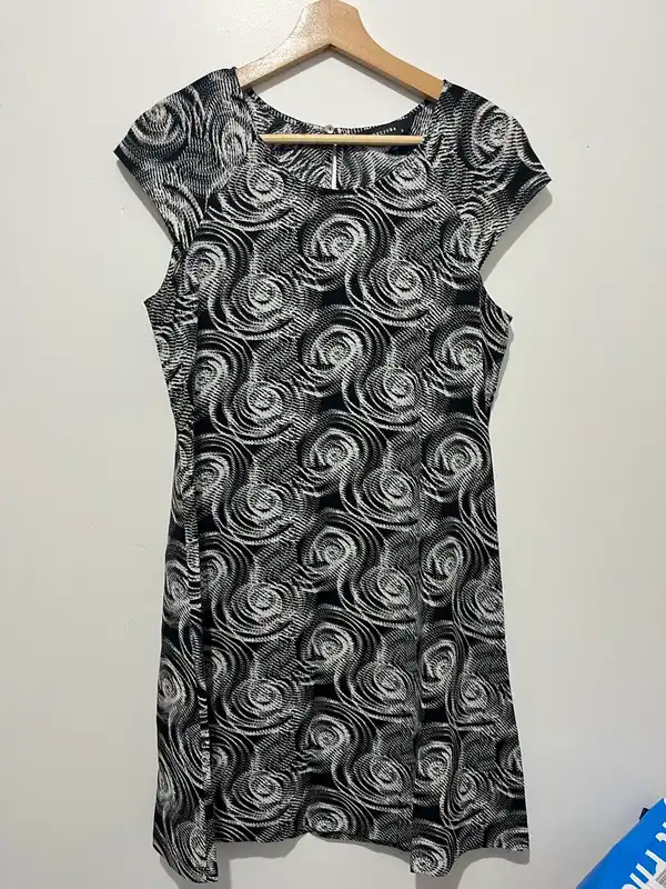 Decjuba Womens Size S Black & White Floral Shift Dress Round Neck Cap Sleeve
