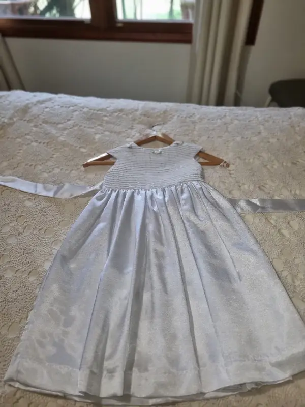 Girls Flower Girl Dress/Party Dress - Size 4