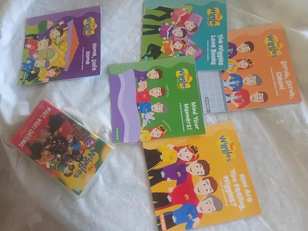 Wiggles Kid Core Bundle 5 books 1 video