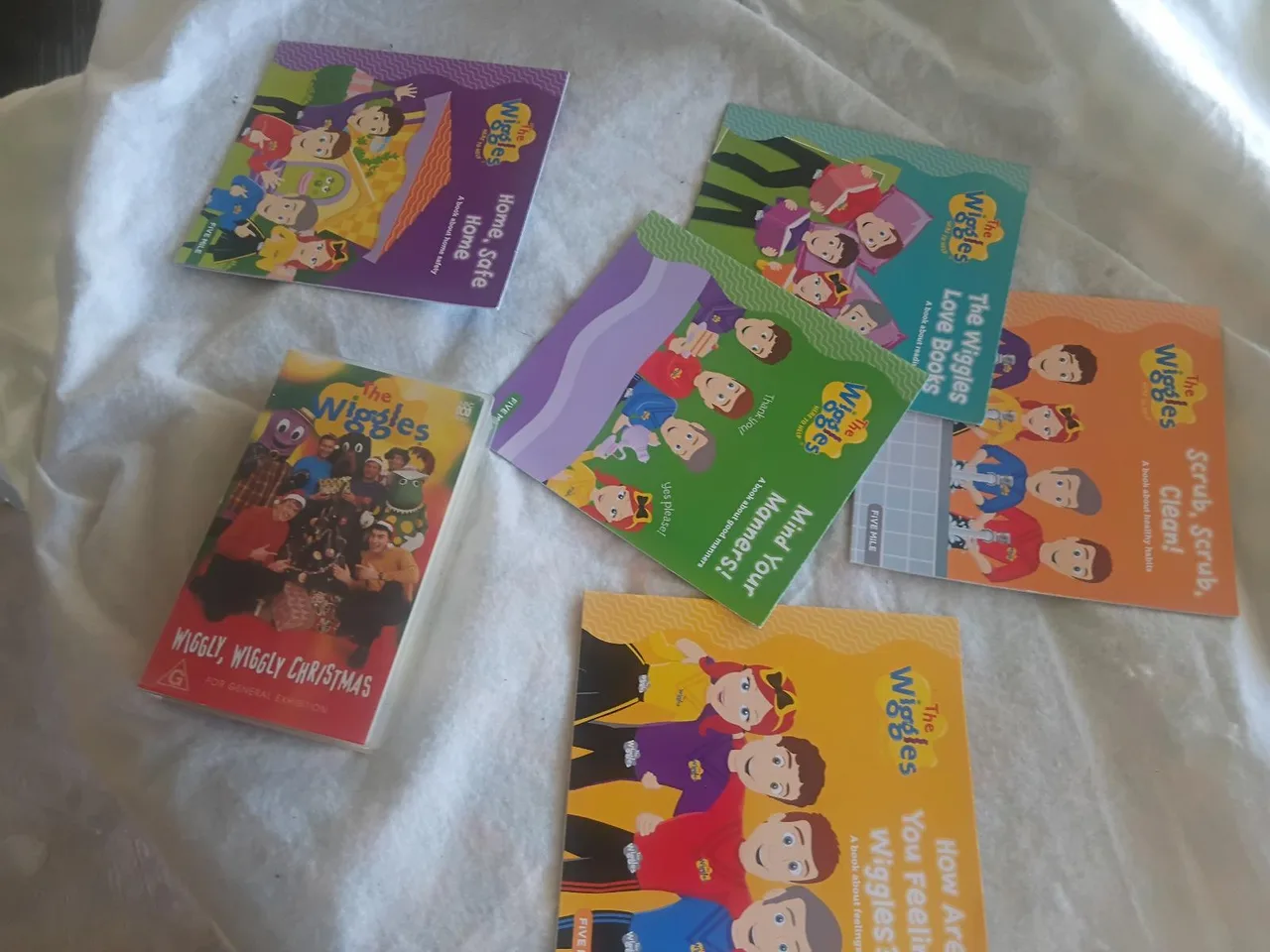 Wiggles Kid Core Bundle 5 books 1 video – photo 2