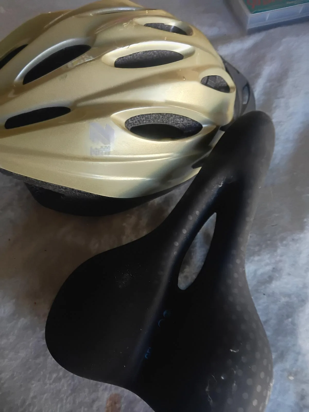 Bike bundle Bioactive Gel Bike Seat & Nefti Gold Helmet – photo 3