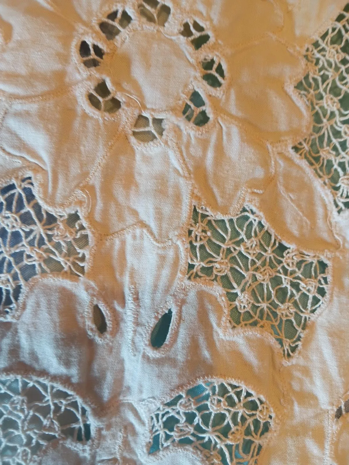 Vintage Hand-Embroidered Richelieu Cutwork Table Runner (approx. 100cm) — photo 4