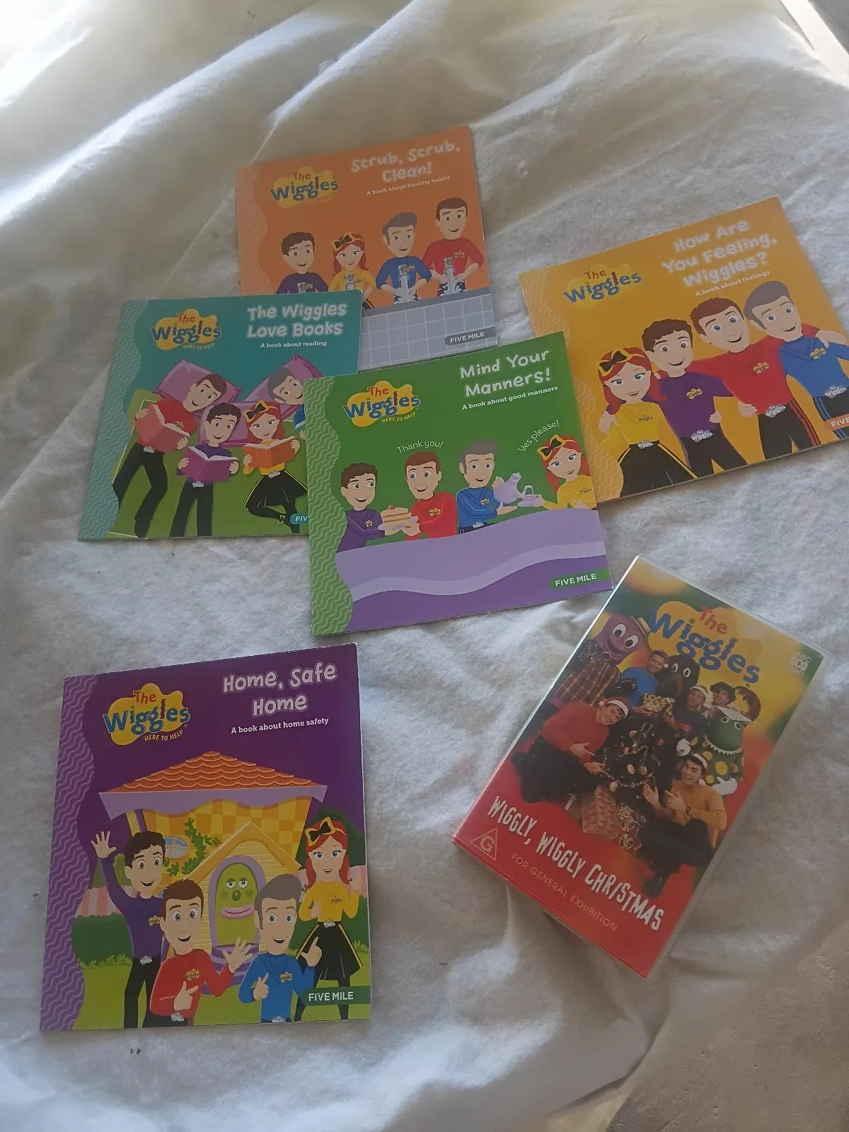 Wiggles Kid Core Bundle 5 books 1 video – photo 3