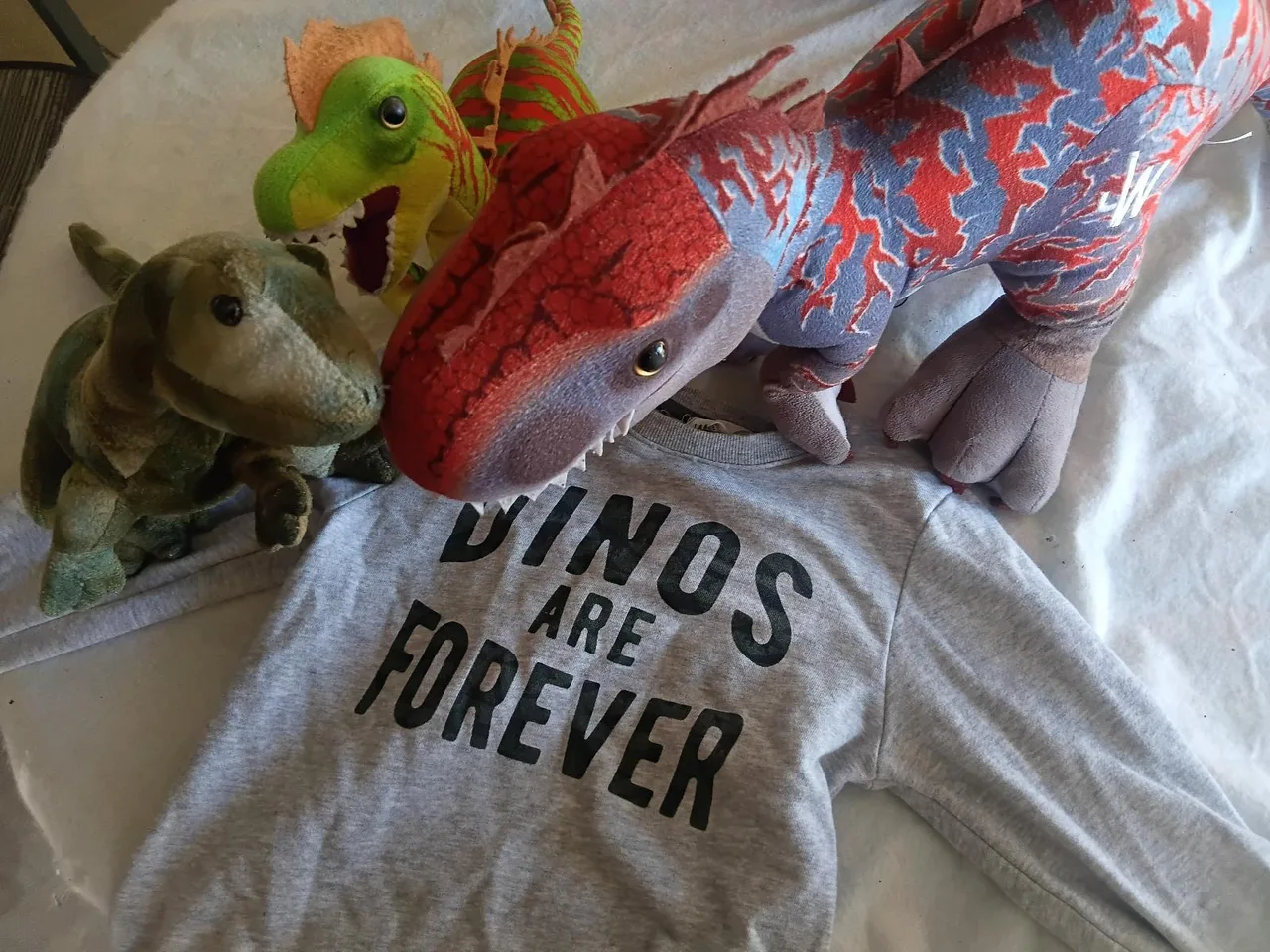 Ultimate Dino Bundle – 3x Jurassic Park Plushies + H&M Jumper 🦕 – photo 2
