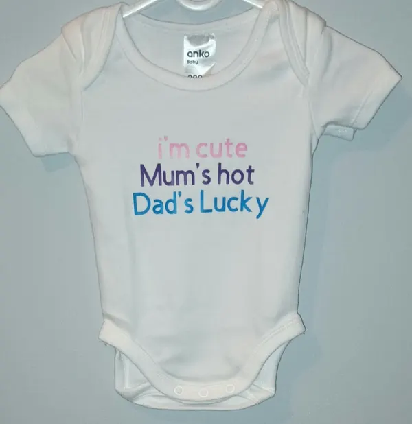 I'm cute Mum's hot dad's lucky short sleeve baby bodysuit size 0 to 3 months