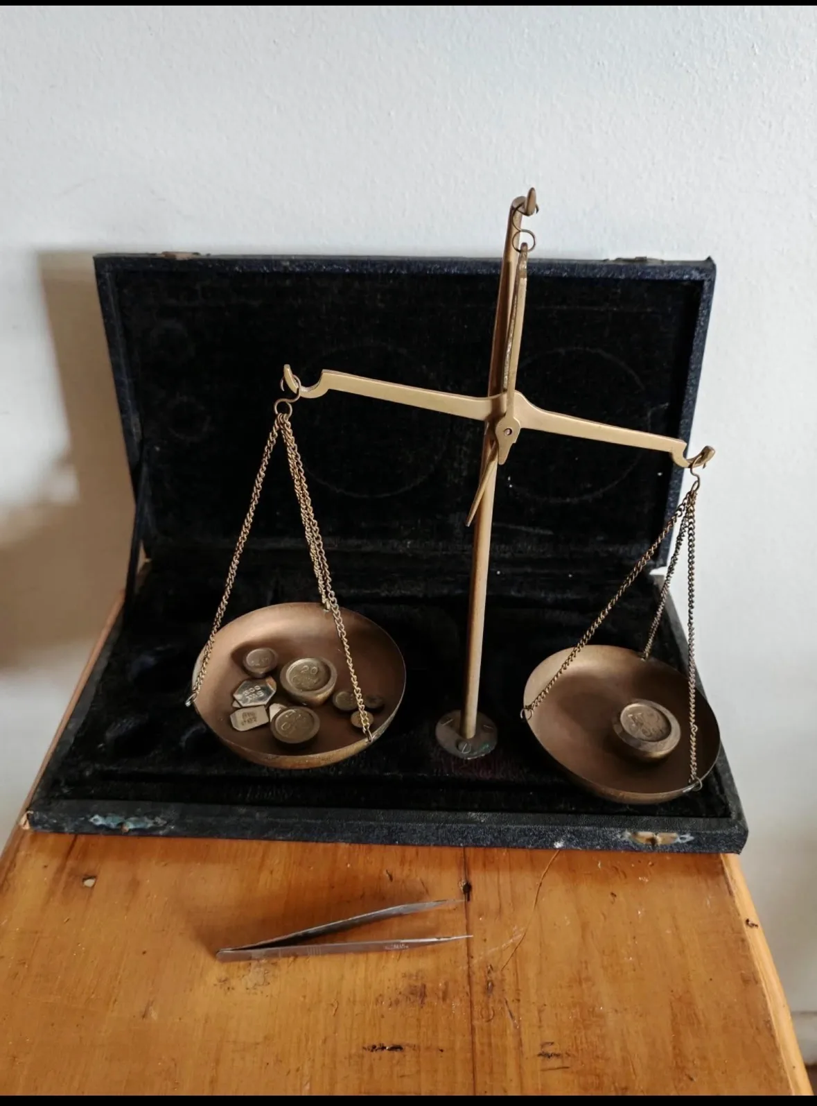 Vintage Brass Balance Scale Complete Working velvet case Apothecary Jewellery — photo 3
