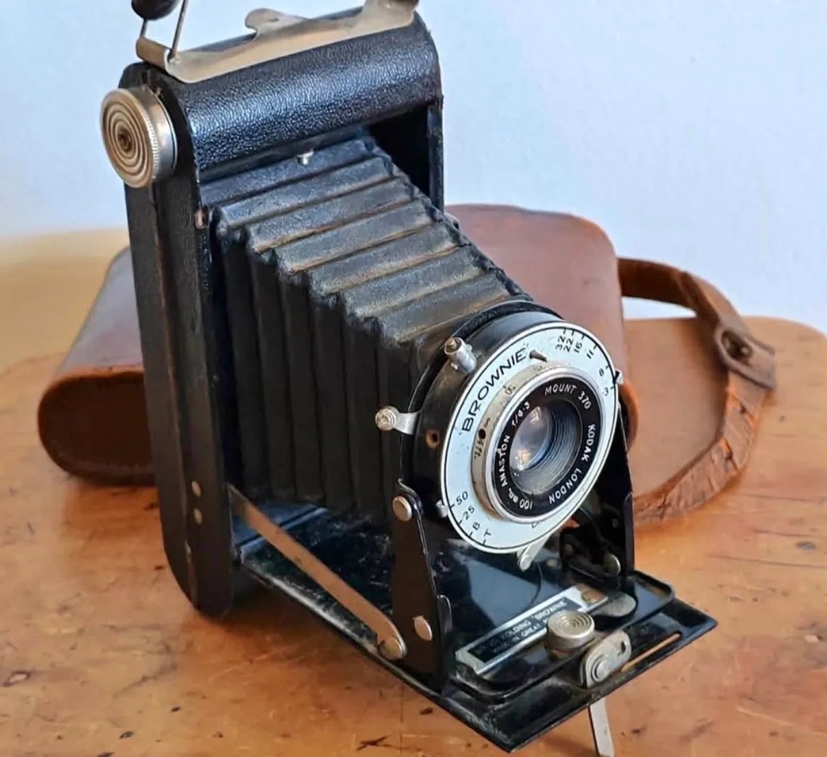 Vintage Kodak Six-20 Folding Brownie Camera with Case Collectible Display Piece — photo 5