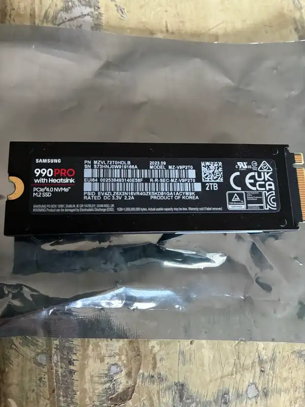 Samsung 990 PRO 2TB PCIe 4.0 NVMe M.2 SSD with genuine Samsung heatsink