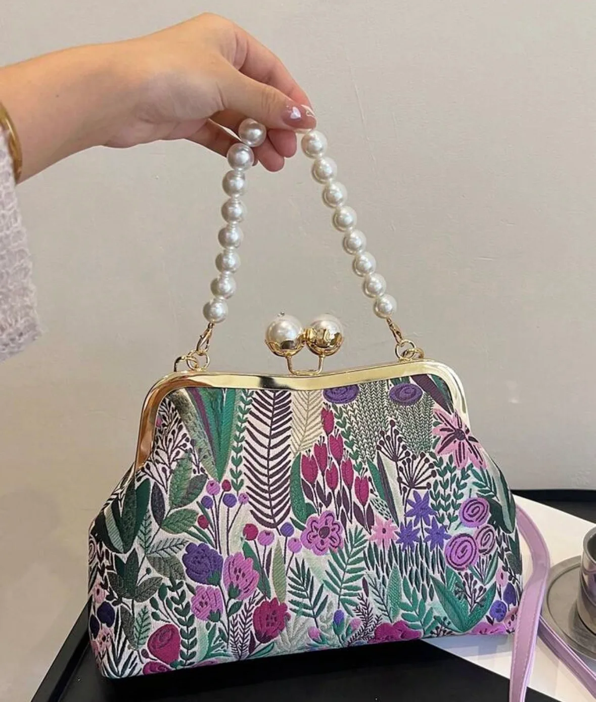 Clutch — photo 2
