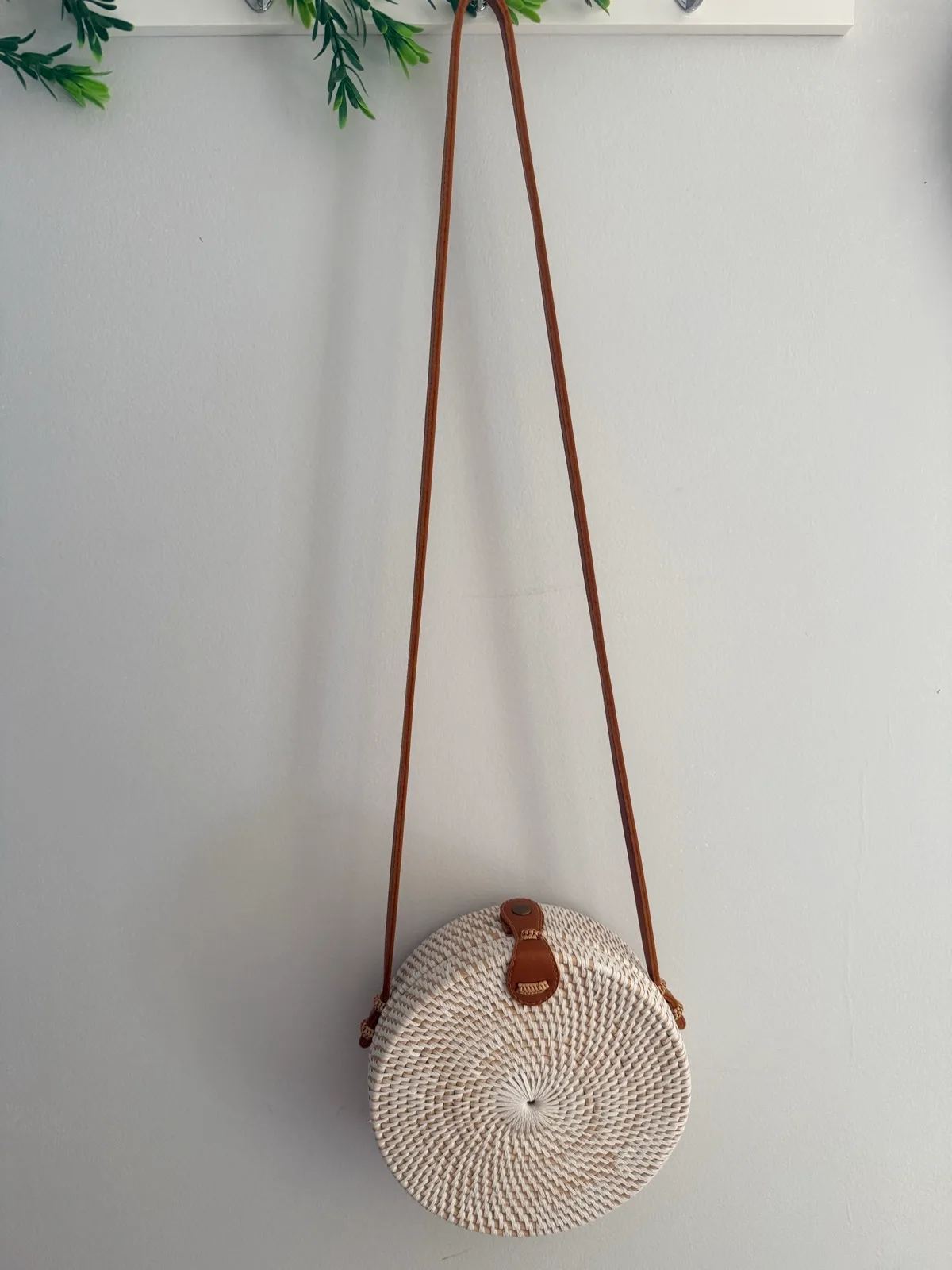 White rattan round bag — photo 3