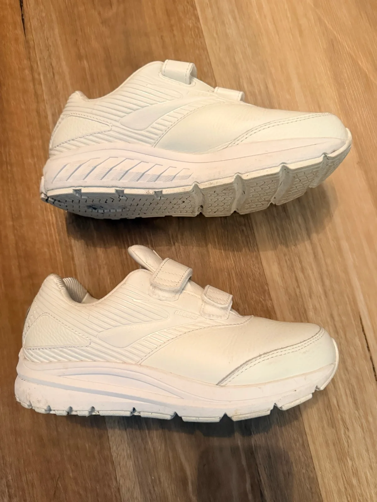 Brooks leather sneakers size US 7.5 — photo 3