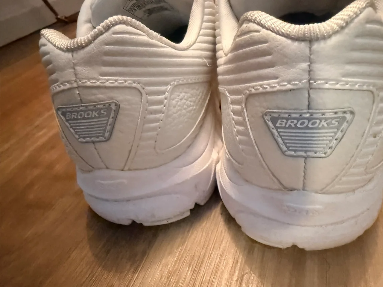 Brooks leather sneakers size US 7.5 — photo 5