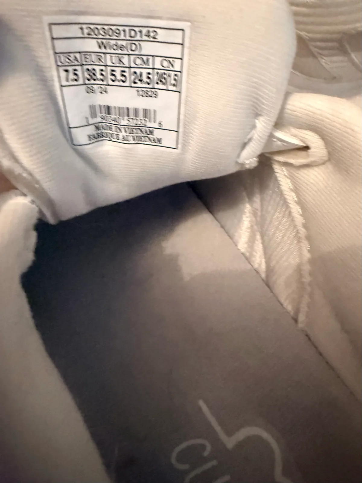 Brooks leather sneakers size US 7.5 — photo 4