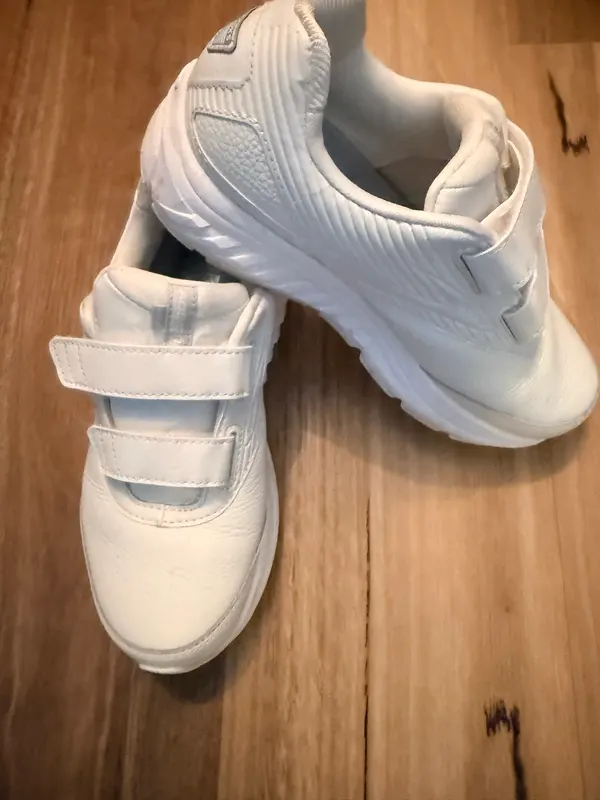 Brooks leather sneakers size US 7.5