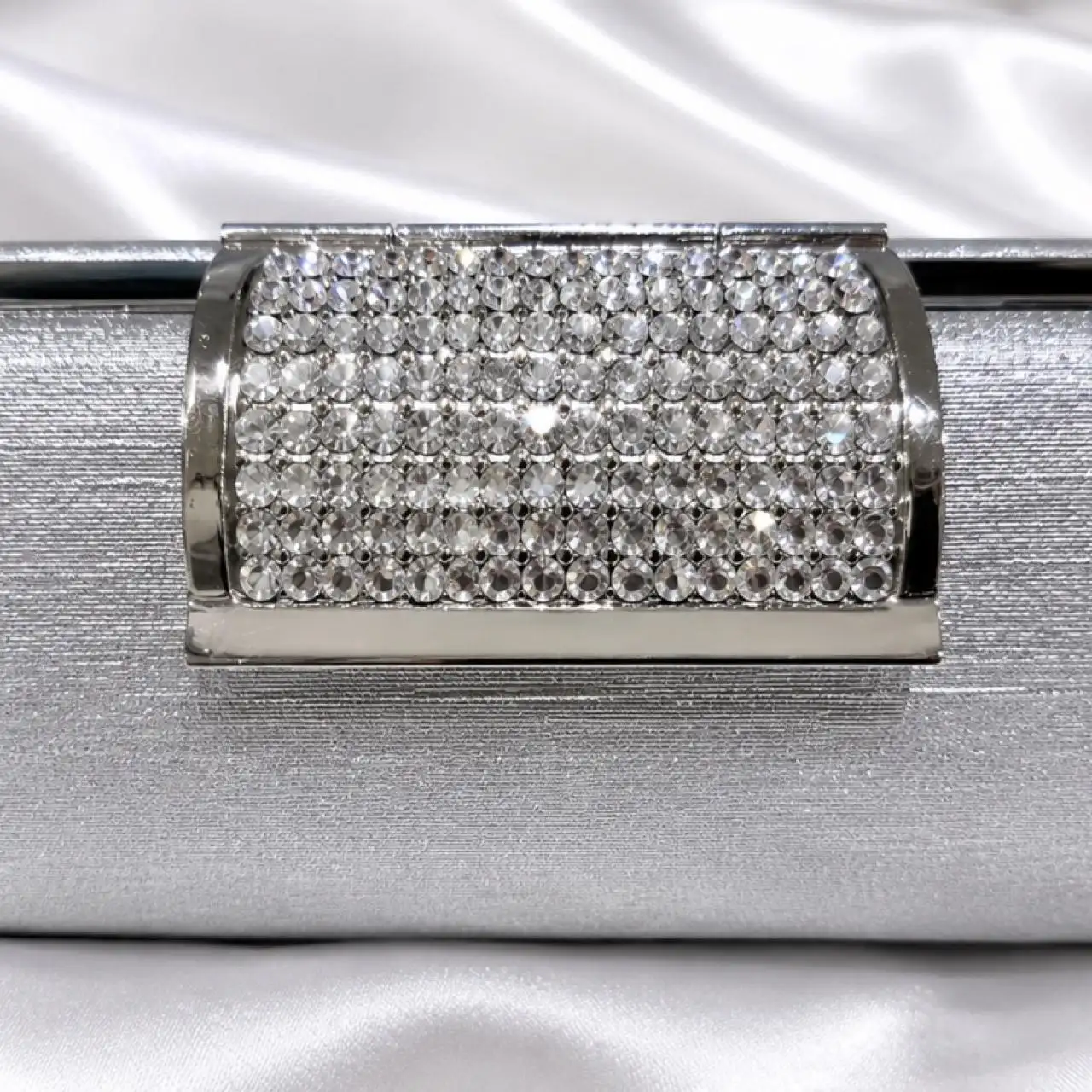 Silver clutch with statement rhinestone clasp – photo 4