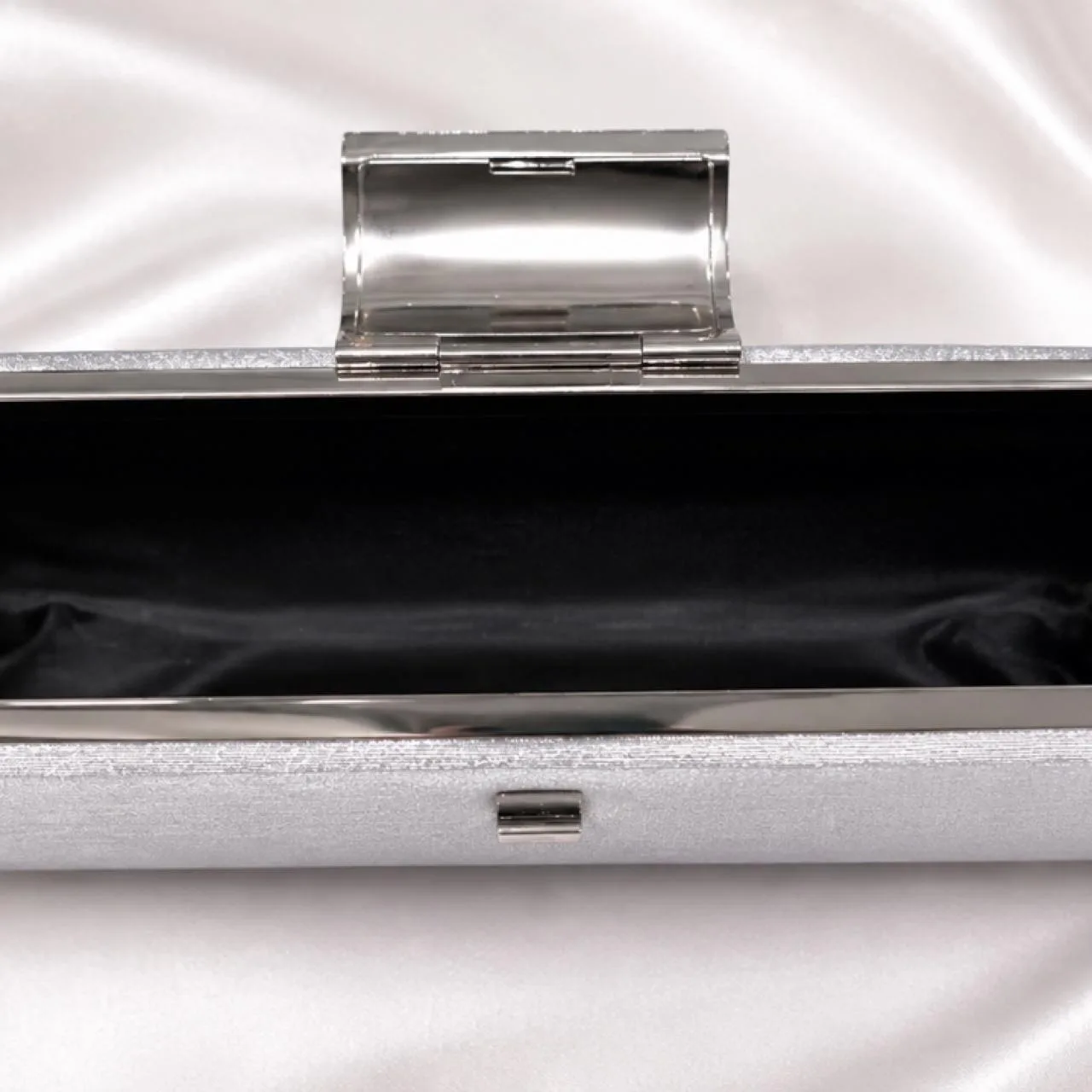 Silver clutch with statement rhinestone clasp – photo 2