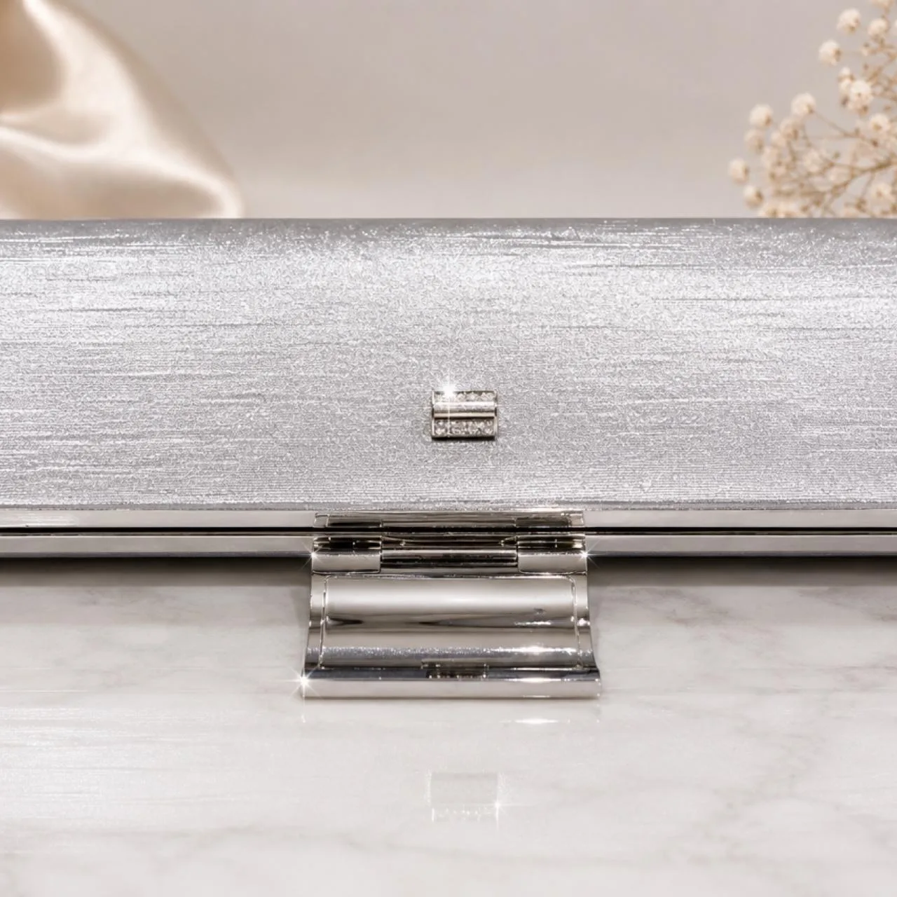 Silver clutch with statement rhinestone clasp – photo 3