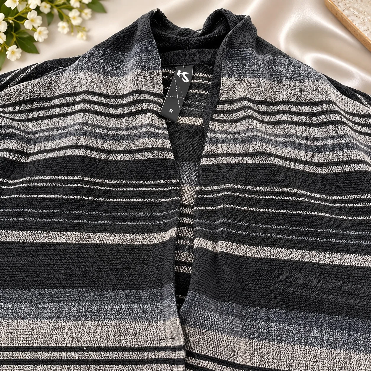 black TS black and grey stripe button down top/jacket size M. — photo 3