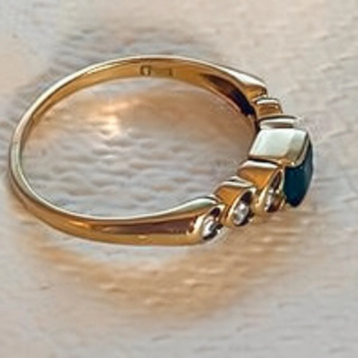 18 ct stamped yellow gold Emerald with 6 Diamonds – photo 3