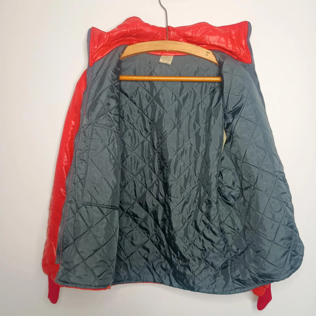 Vintage Ferrari Racing Puffer Jacket Red Nylon Made in England Size 42/L – photo 7