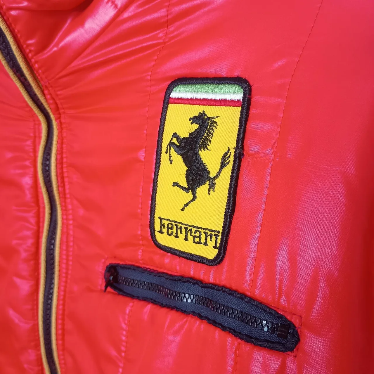 Vintage Ferrari Racing Puffer Jacket Red Nylon Made in England Size 42/L – photo 3