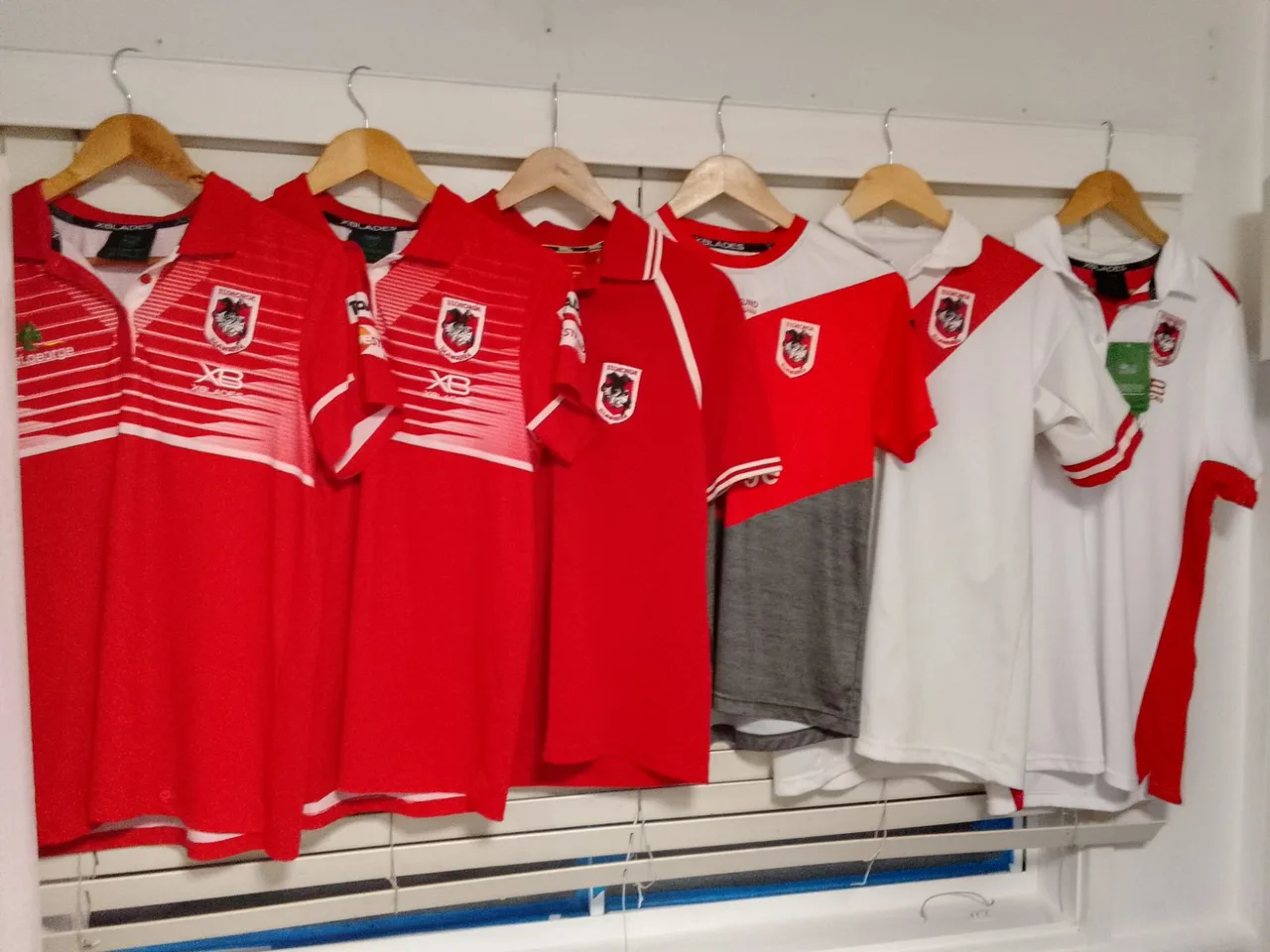 Great collection of St George Illawarra Dragons NRL memorabilia and supporter ge — photo 3