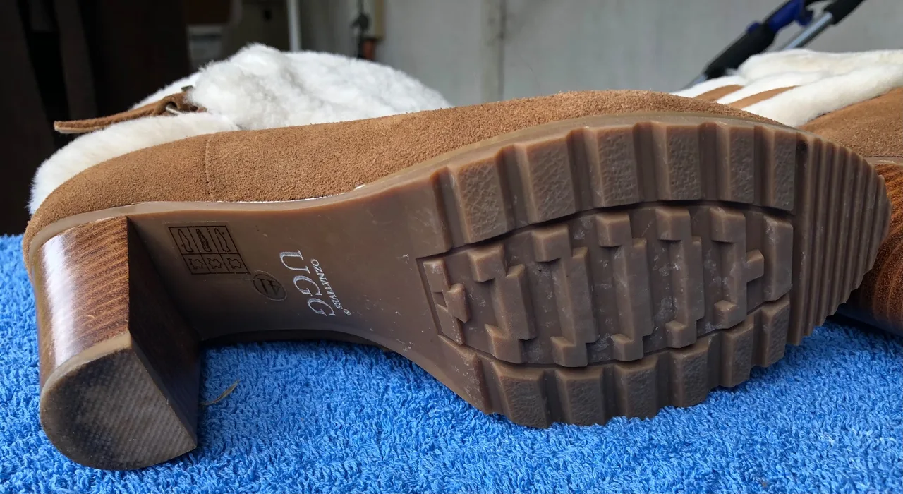 Cutest ever Ugg boots with heel. — photo 7