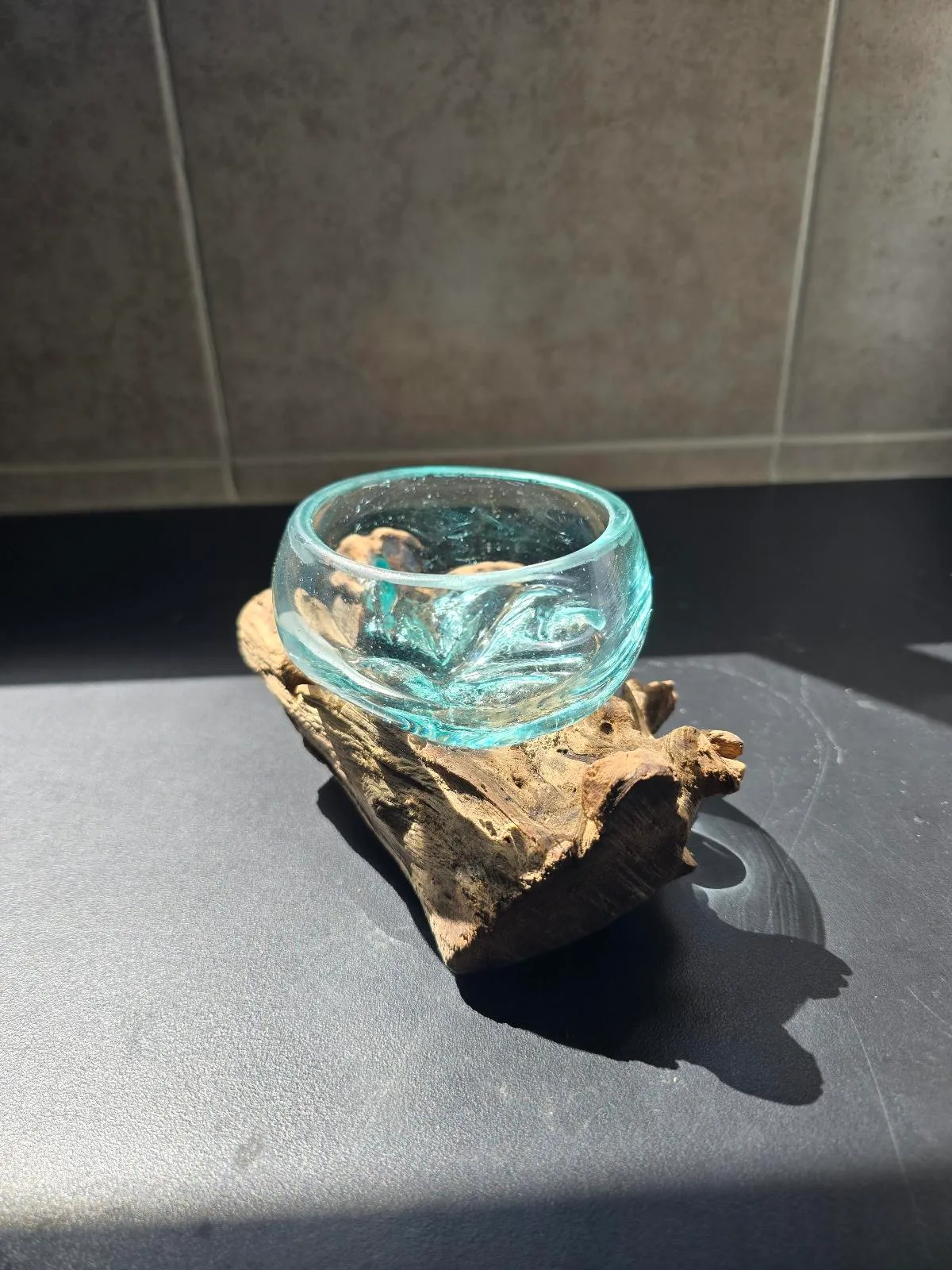 Glass bowl vase on wood – photo 2