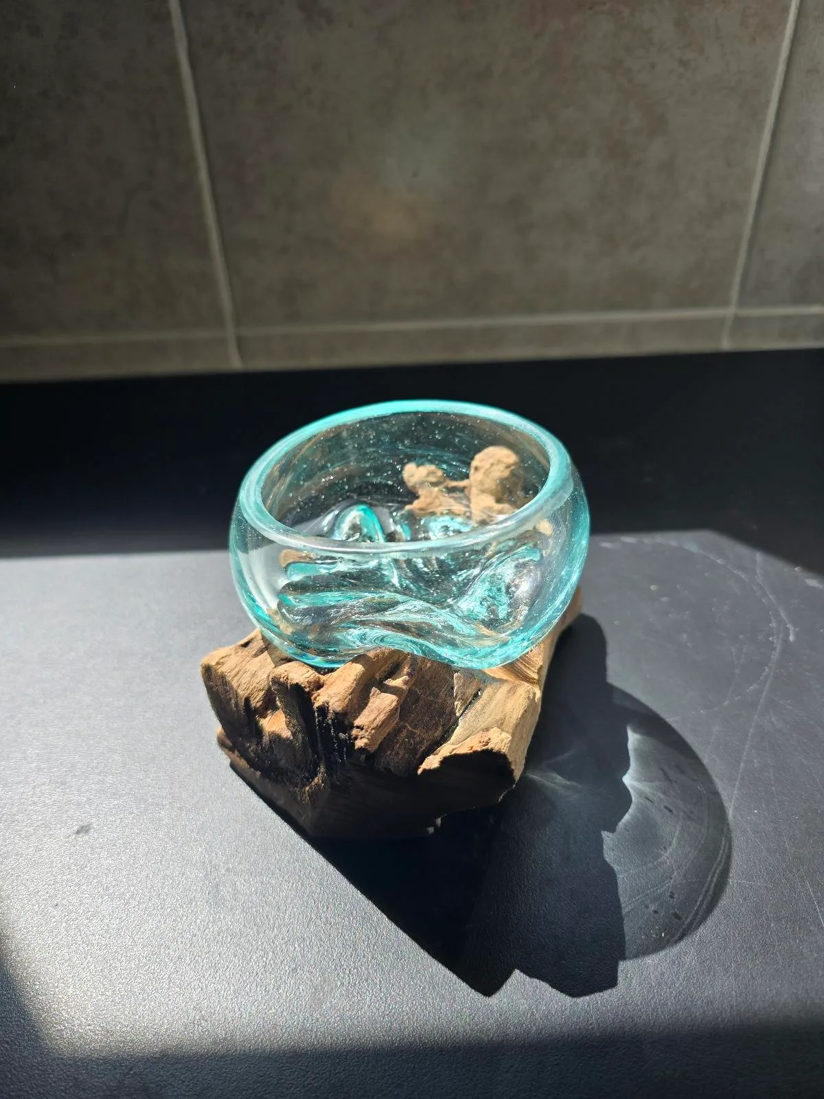 Glass bowl vase on wood – photo 3