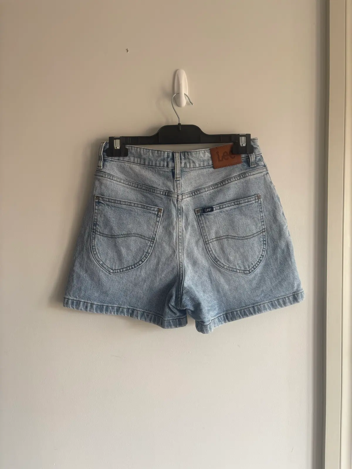 Lee High-Waist Relaxed Shorts Womens Size 8 Light Wash  5-Pocket Denim – photo 2