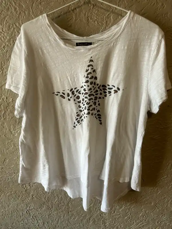 Caroline Morgan white star tee