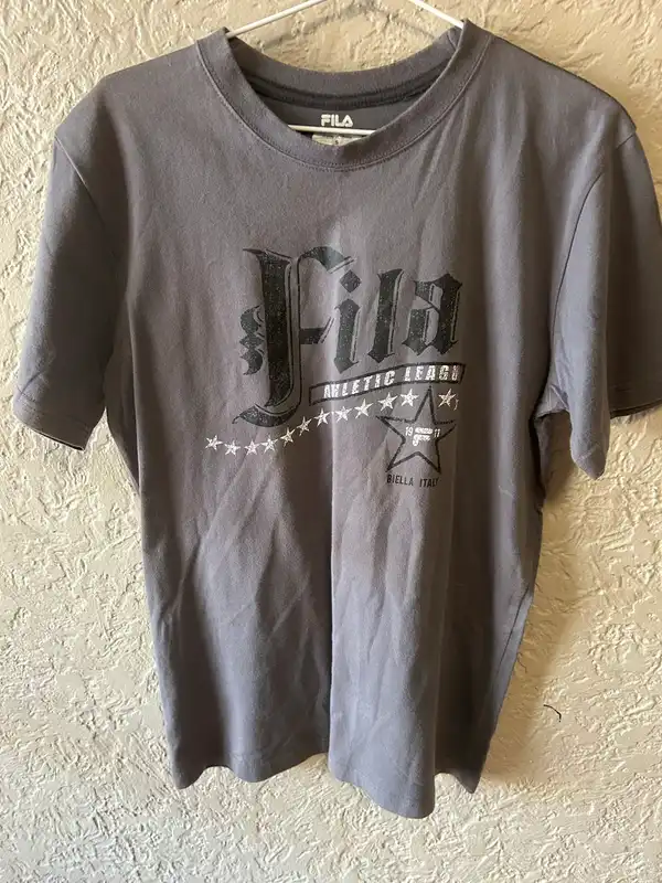 Men’s grey Fila tee size small