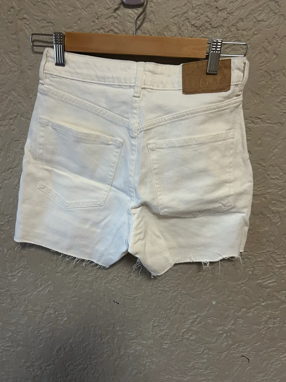 H & M white cutoff denim shorts – photo 4