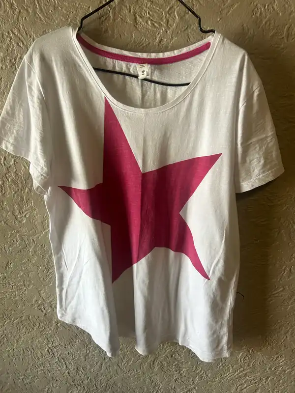 Elm white T-shirt with red star graphic