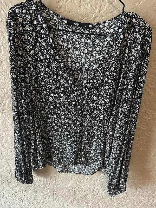 Sportsgirl black/white floral blouse