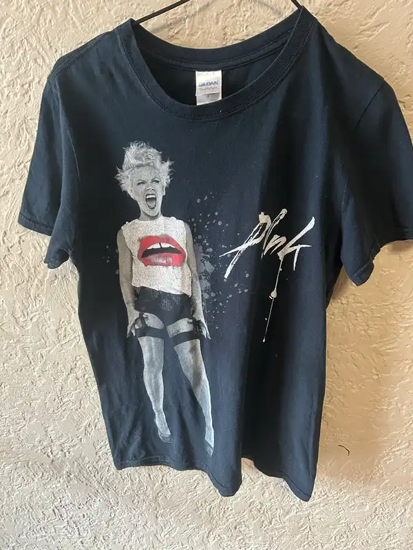 Gildan black ‘Pink’ tour 2013 tee