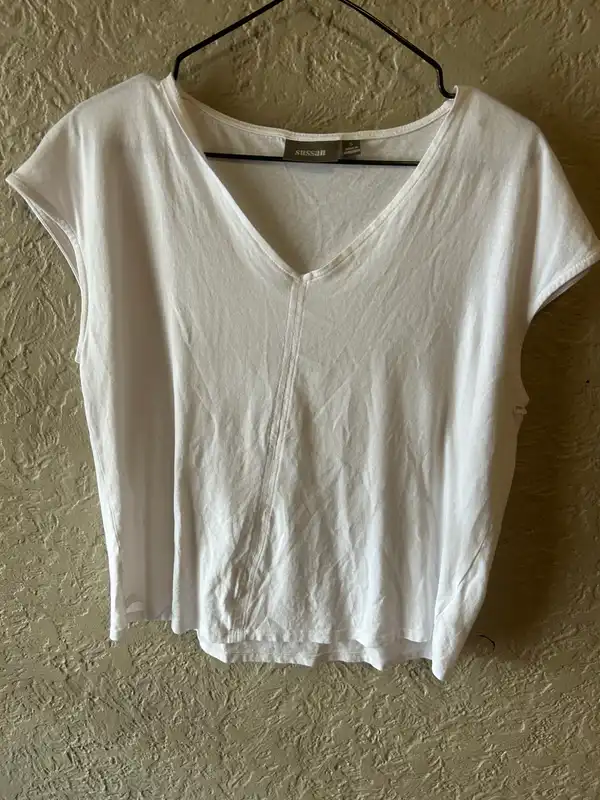 Sussan white cotton v neck tee
