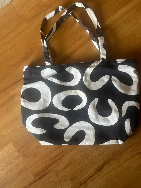 Black/white abstract tote bag